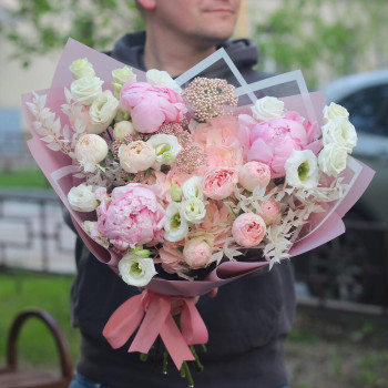 Авторский букет с пионами Сара бернар и пионовидными кустовыми розами Мэнсфилд парк.
